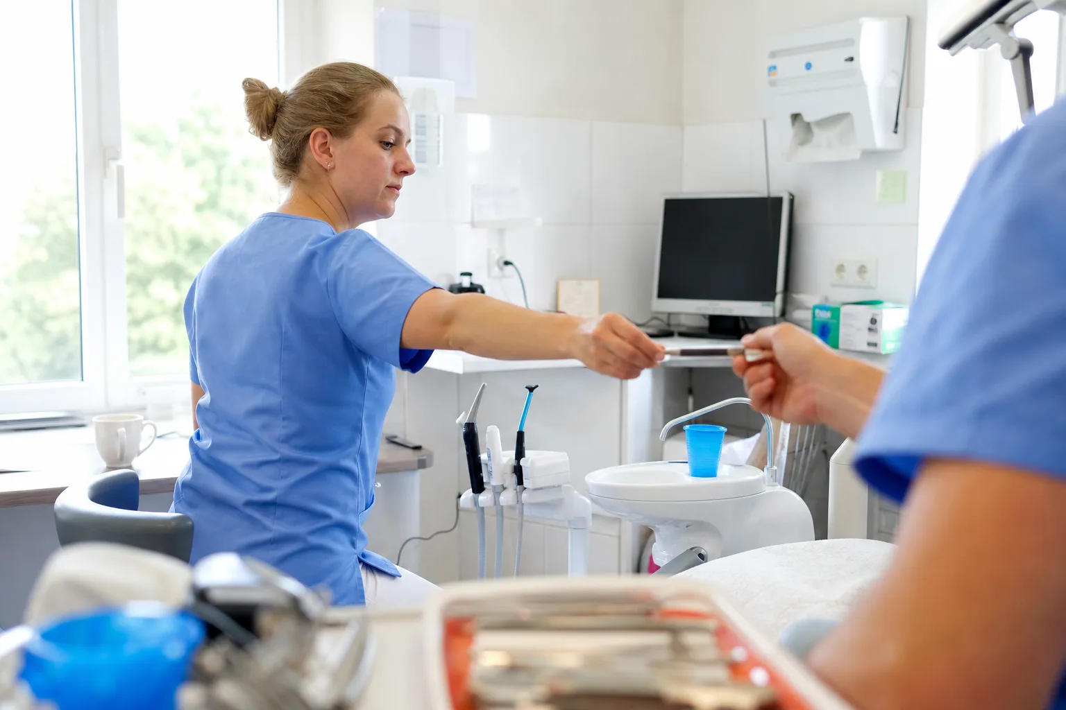 Kieferorthopädische Fachkraft bei der Arbeit